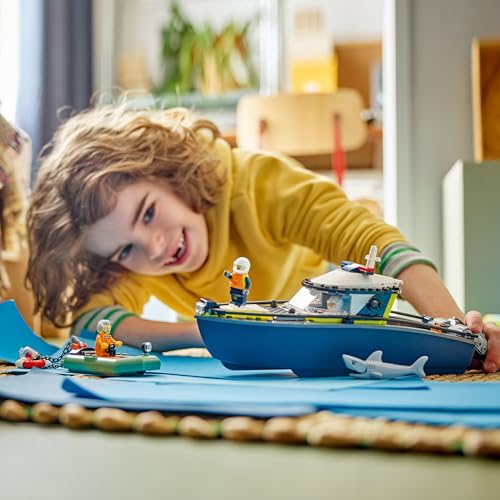 LEGO City Verfolgungsjagd im Polizeiboot – Spielset mit schwimmfähigem Schnellboot, Schlauchboot des Ganoven, 3 Mini-Figuren und Einer Haifigur – Geschenk für Jungen und Mädchen ab 6 Jahren – 60456