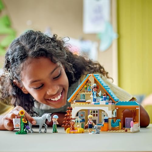 LEGO Friends Tierarztpraxis für Pferde und Haustiere - Pferdespielzeug für Mädchen und Jungen mit 3 Figuren und 5 Tierfiguren - Kreatives Spielset - Geschenk für Kinder ab 7 Jahren 42651