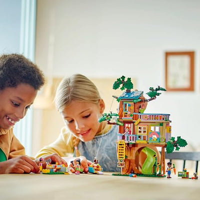 LEGO Friends Baumhaus - Spielset zum Bauen mit 2 Tierfiguren, 4 Minifiguren, einem Garten und Spielzeug Lebensmittel Zubehör - Beliebtes Geschenk für Mädchen und Jungen ab 8 Jahren - 42652