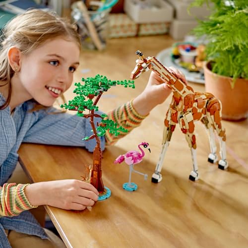 LEGO Creator 3in1 Tiersafari, Kreativ-Set mit Tierfiguren, 3 Baumöglichkeiten: Spielzeug-Giraffe, Gazellen und Löwe, Spielzeug-Tiere für Mädchen und Jungen, Natur-Geschenk für Kinder ab 9 Jahren 31150