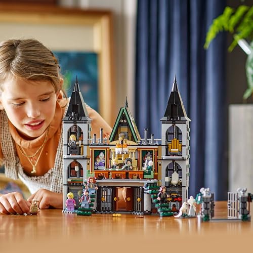 LEGO Harry Potter Landsitz der Familie Malfoy, Fantasy Spielzeug zum Sammeln und Ausstellen, Geschenk für Jungen, Mädchen und Fans der Zauberwelt, Geschenkidee mit 9 Minifiguren 76453