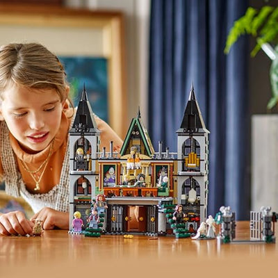 LEGO Harry Potter Landsitz der Familie Malfoy, Fantasy Spielzeug zum Sammeln und Ausstellen, Geschenk für Jungen, Mädchen und Fans der Zauberwelt, Geschenkidee mit 9 Minifiguren 76453