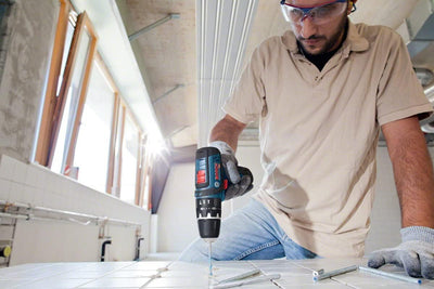 Bosch Professional 12V System Akku Schlagbohrschrauber GSB 12V-15 (Bohr-Ø Holz max: 19 mm, inkl. 2x 2.0Ah Akku + Ladegerät, 2x Bohrer-Set, 1x Bit-Set, Werkzeugtasche) - Amazon Exclusive Set Set