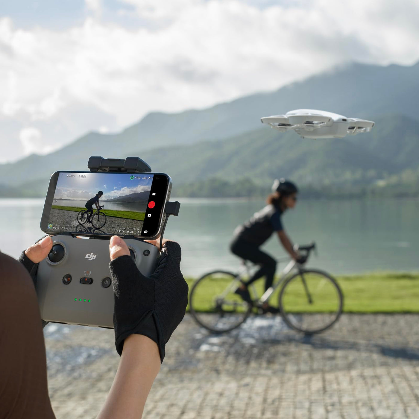 DJI Neo Fly More Combo – Mini Drohne mit Kamera 4K UHD Für Kinder, 135g, Follow-Me, Handstart, Motivverfolgung, QuickShots, Integrierter Propellerschutz, C0, mit RC-N3 und 3 Akkus
