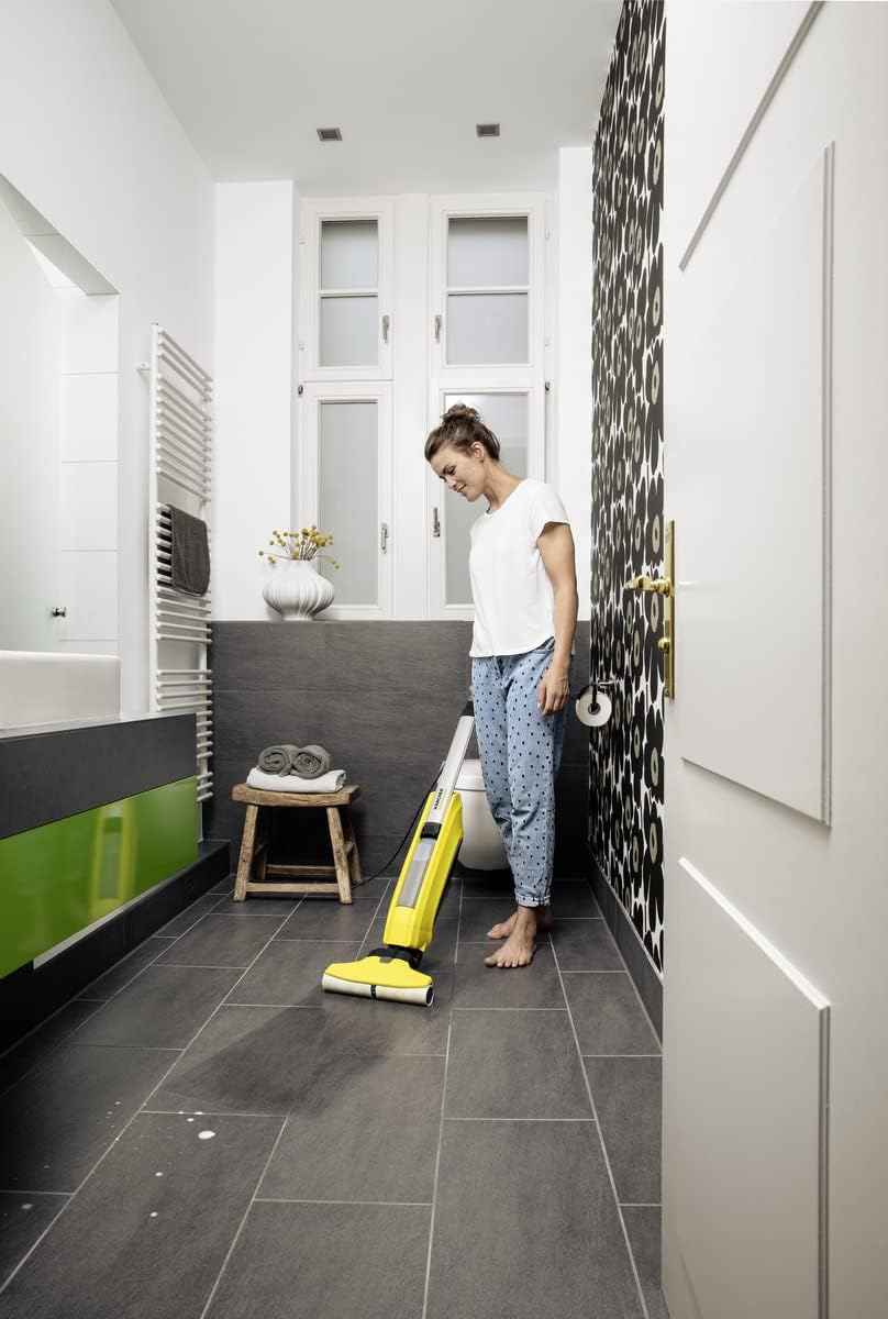 Kärcher Hartbodenreiniger FC 5 – elektrischer Bodenreiniger für 60 qm – müheloses Reinigen in einem Arbeitsgang inkl. Universalwalzenpaar und 30 ml Reinigungsmittel RM 536, 1 Stück (1er Pack), Gelb