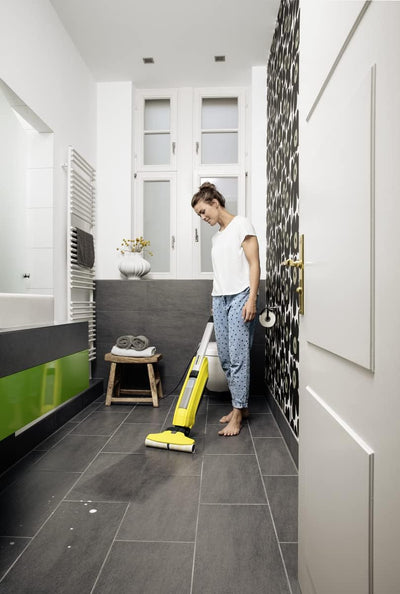 Kärcher Hartbodenreiniger FC 5 – elektrischer Bodenreiniger für 60 qm – müheloses Reinigen in einem Arbeitsgang inkl. Universalwalzenpaar und 30 ml Reinigungsmittel RM 536, 1 Stück (1er Pack), Gelb