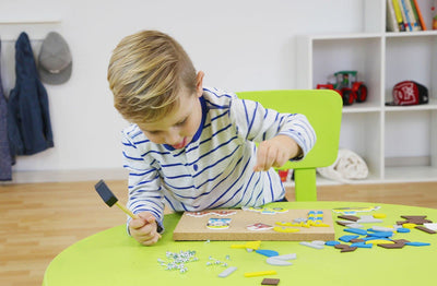 Lena 65828 Hammerspiel, Nagelspiel mit 64 bunten 8 Baustellen Teilen, Grundplatte aus Kork ca. 28 x 19,5 cm, Hammer und Nägel, Klopfspiel für Kinder ab 3 Jahre, Hämmerchenspiel, Mehrfarbig