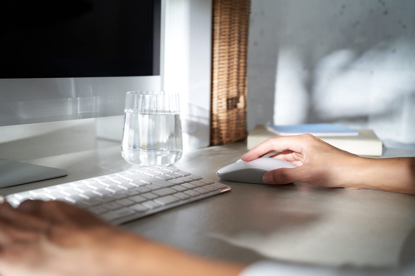 Rapoo 9300M kabelloses Tastatur-Maus Set Wireless Deskset 1300 DPI Sensor 12 Monate Batterielaufzeit kompakt DE-Layout QWERTZ PC & Mac - weiß