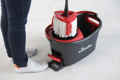 Vileda Turbo Mikrofaser Wischmopp und Eimer Set mit extra 2-in-1 Kopfersatz, Spin Mop zum Reinigen von Böden, Set aus 1x Mop, 1x Eimer und 1x Nachfüllpackung
