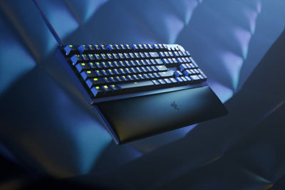 Razer Huntsman V2 (Purple Switch) - Praktisch latenzfreie optische Gaming-Tastatur (Handballenauflage, 4 Medientasten, Doubleshot PBT-Tastenkappen) QWERTZ DE-Layout | Schwarz