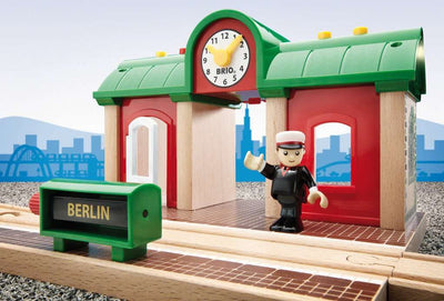 BRIO World 33578 Sprechender Bahnhof Eisenbahn Zubehör mit Aufnahmefunktion - Kleinkinderspielzeug empfohlen ab 3 Jahren