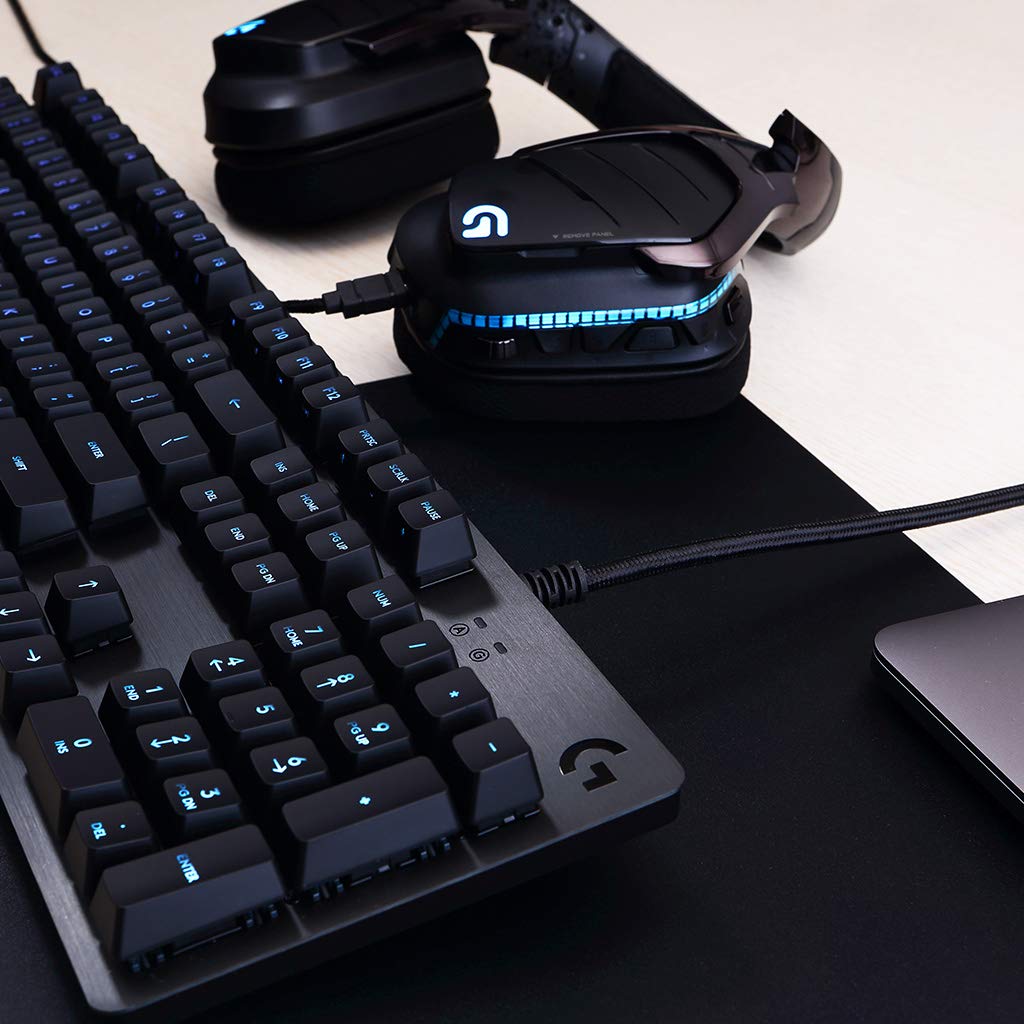 Logitech G513 mechanische Gaming-Tastatur, GX Brown Taktile Switches, RGB-Beleuchtung, USB-Durchschleife, Handballenauflage mit Memory Foam, Aluminium-Gehäuse, Deutsches QWERTZ-Layout - Carbon/Schwarz