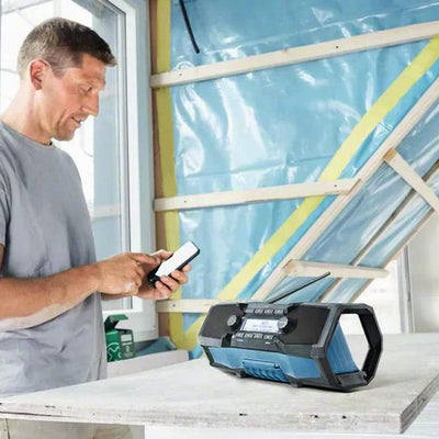 Bosch Professional 18V System Akku Baustellenradio GPB 18V-2 SC (Empfang über DAB+, Bluetooth, FM und AUX, inkl. 1x Netzteil, 1x AUX-Kabel, 1x 3V CR2032 Lithium-Knopfzellen-Batterie)