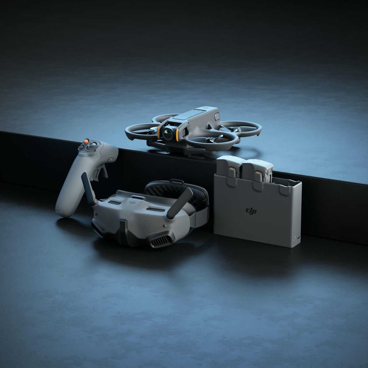 DJI Avata 2 Explorer Combo (3 Akkus), FPV-Drohne mit Kamera 4K, Immersive Experience, One-Push-Akrobatik, Integrierter Propellerschutz, 155° FOV, Kameradrohne mit Goggles Integra und RC Motion 2