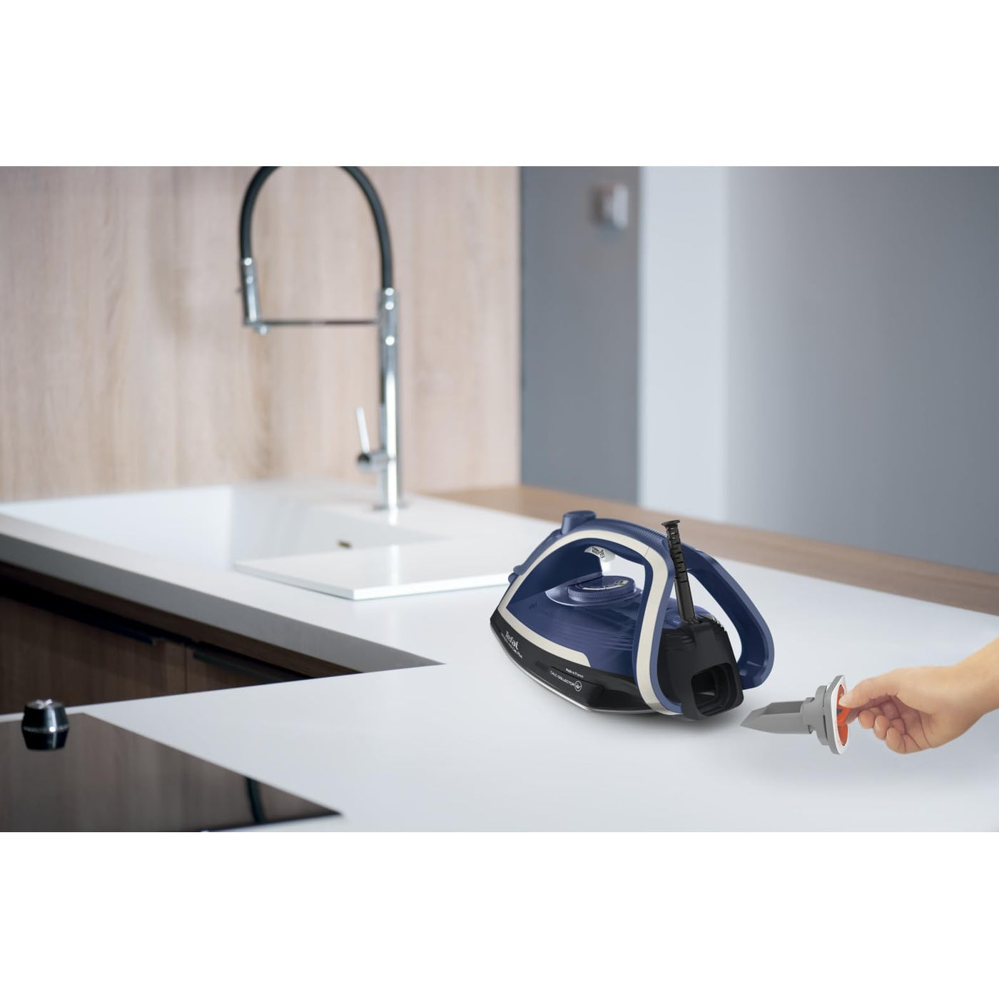 Tefal Ultragliss Plus Anti-Kalk Dampfbügeleisen, 2800 Watt, abnehmbarer Kalk-Kollektor, 50 g/Min. Dampfabgabe, 260 g/Min. Dampfstoß, Abschaltautomatik, Made in France, blau/weiß, FV6846