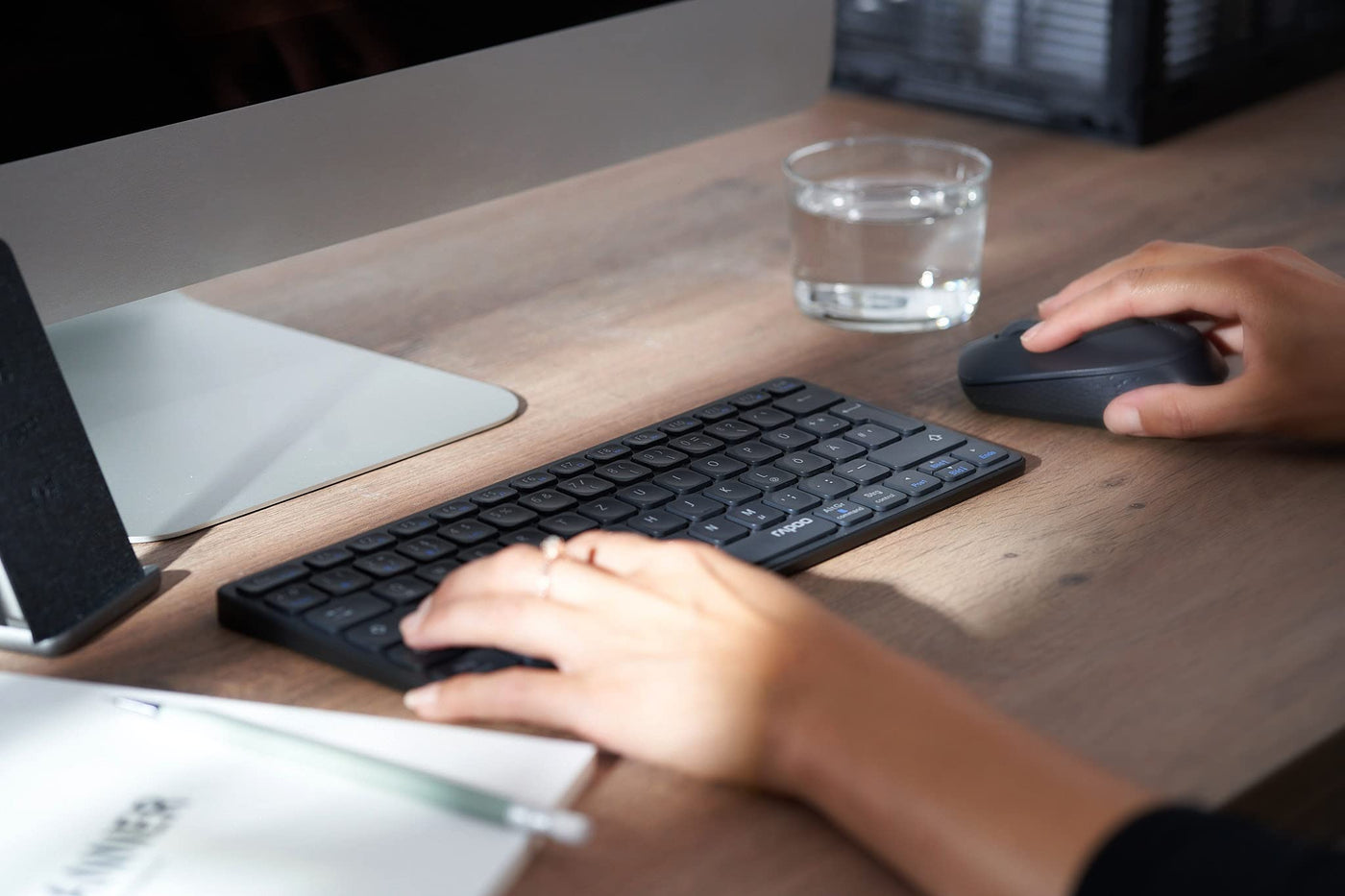 Rapoo 9600M kabelloses Tastatur-Maus Set Wireless Deskset 1300 DPI Sensor wiederaufladbarer Akku flaches Aluminium Design DE-Layout QWERTZ PC & Mac - dark grey