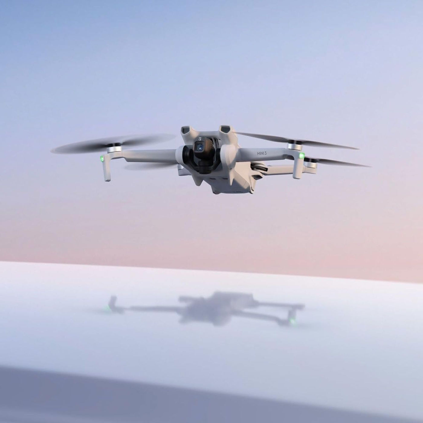 DJI Mini 3 (DJI RC) – Leichte und faltbare Mini-Kameradrohne mit 4K HDR-Video, 38 min Flugzeit, Fernsteuerung, echten vertikalen Aufnahmen und intelligenten Funktionen, Grau