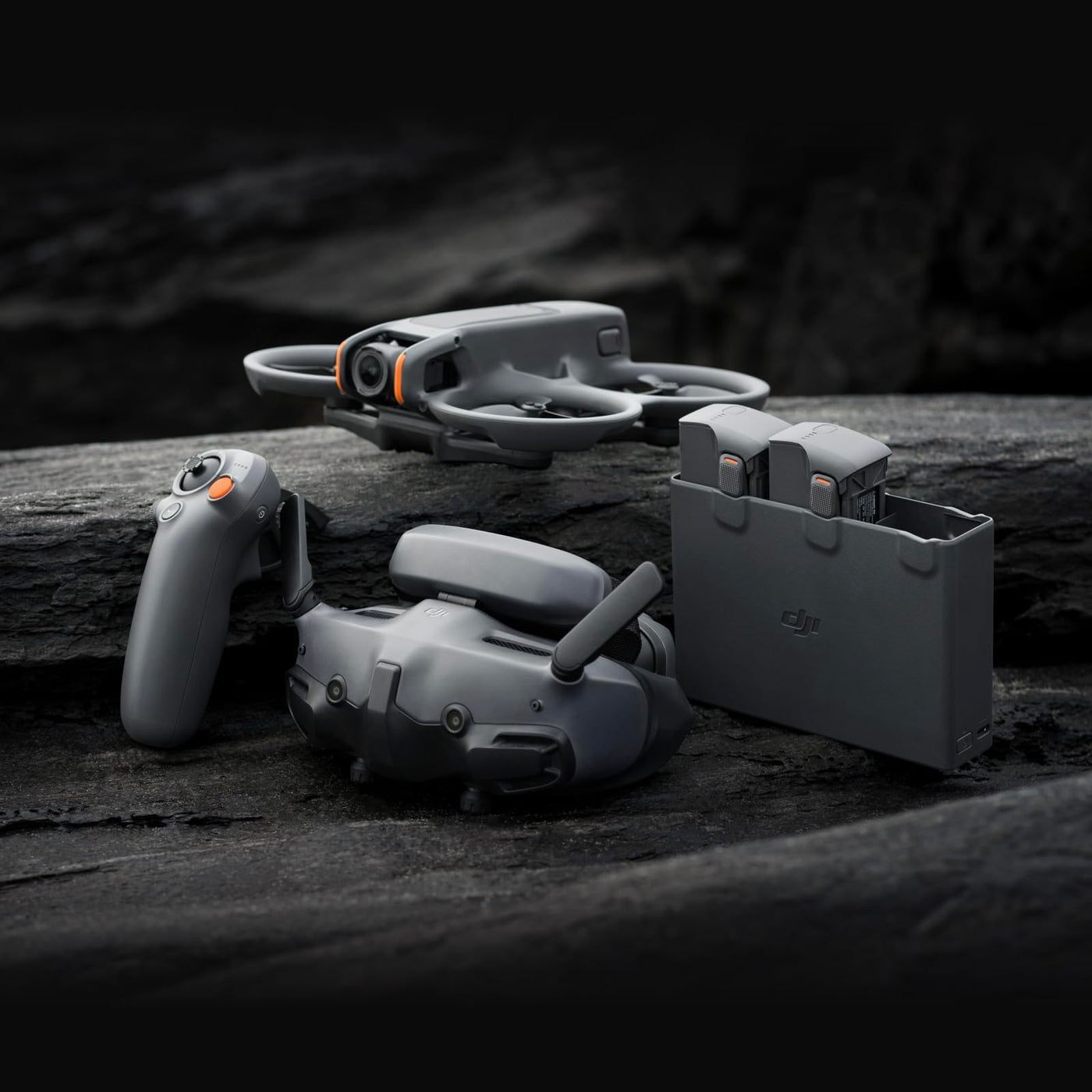 DJI Avata 2 Fly More Combo Bundle (3 Akkus), FPV-Drohne mit 4K-Kamera, 69 Minuten max. Flugzeit, Akrobatik auf Tastendruck, Kameradrohne mit Goggles 3 und RC Motion 3, mit Propellerschutz