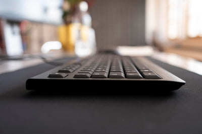 CHERRY DC 2000, Kabelgebundenes Tastatur-Maus-Set, EU-Layout (QWERTY), Plug & Play über je 1 USB-Anschluss, Flaches Design, Symmetrische Maus, Schwarz