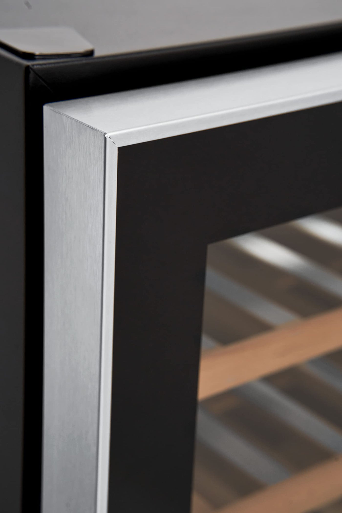 Respekta Weinkühlschrank freistehend für 77 Standardflaschen / 193 L Nutzinhalt/Regelbares Thermostat 5-22°C/Touch Control/LED Leuchte/Wechselbarer Türanschlag/Max. 43 dB/WKS 77