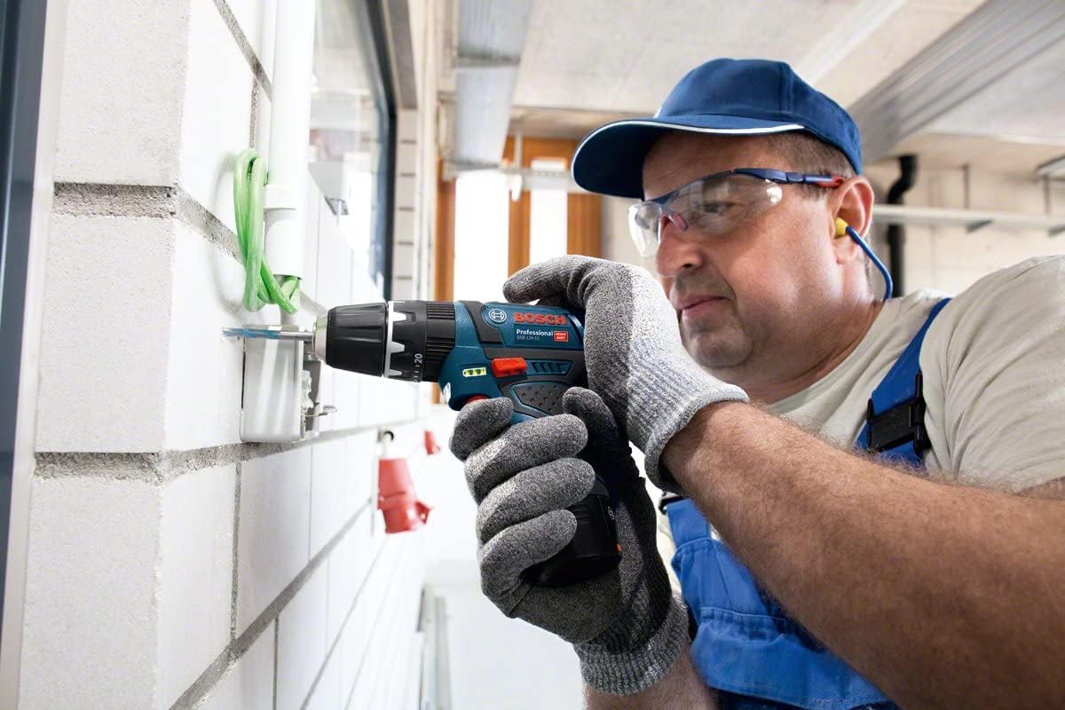 Bosch Professional 12V System Akku Schlagbohrschrauber GSB 12V-15 (Bohr-Ø Holz max: 19 mm, inkl. 2x 2.0Ah Akku + Ladegerät, 2x Bohrer-Set, 1x Bit-Set, Werkzeugtasche) - Amazon Exclusive Set Set