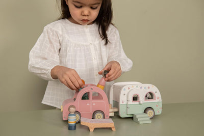 Little Dutch 8022 FSC Holz Auto mit Wohnwagen, Spielfiguren und Zubehör 10-teiliges Set - rosa