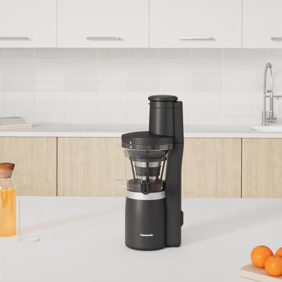 Panasonic Slow Juicer MJ-L700KXE, elektrische Fruchtpresse, Entsaften von ganzen Früchten und Gemüse, 75-mm Öffnung, schlankes Design, sicher und praktisch, Schwarz, Mattschwarz