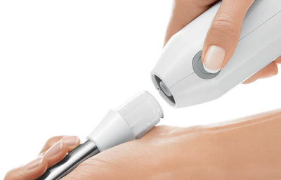 Bosch Stabmixer ErgoMixx MSM66120, Edelstahl-Mixfuß, Mix- und Messbecher, 4-Klingen-Messer, ergonomisches Design, 12 Stufen plus Turbo, 600 W, weiß/grau