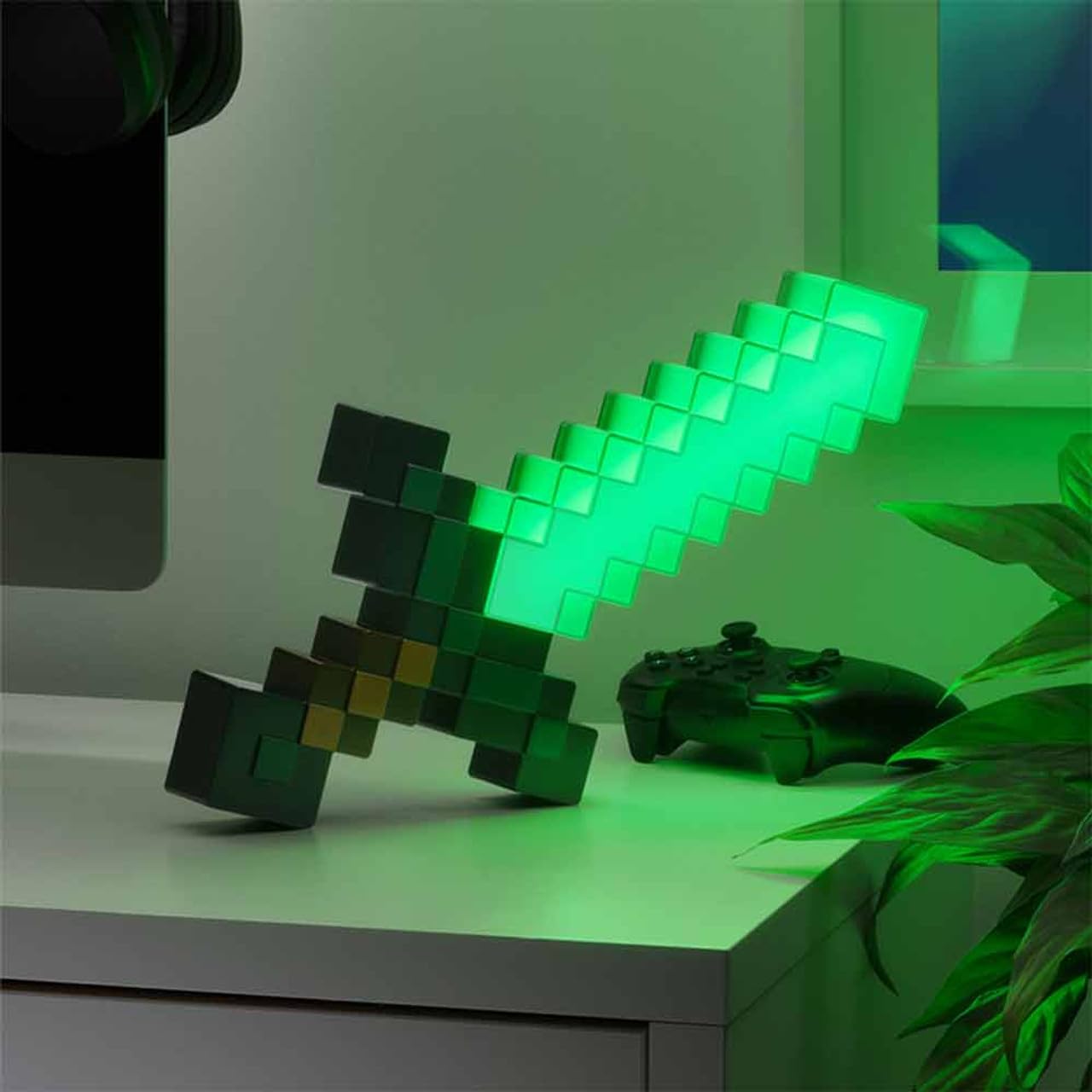 Minecraft Diamantschwert Licht - Offiziell lizenziertes Merchandise, 3 dynamische Lichtmodi mit Sound-Reaktion, Gamer-Raum-Dekor & Sammlerstück, USB- oder batteriebetrieben