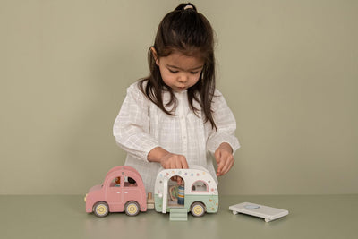Little Dutch 8022 FSC Holz Auto mit Wohnwagen, Spielfiguren und Zubehör 10-teiliges Set - rosa