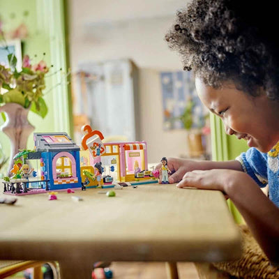 LEGO Friends Vintage-Modegeschäft, Bausatz für Kinder mit Spielzeug-Laden, Figuren und Katze, Modell für Rollenspiele zur sozial-emotionale Entwicklung, Geschenk für 6-jährige Mädchen und Jungen 42614
