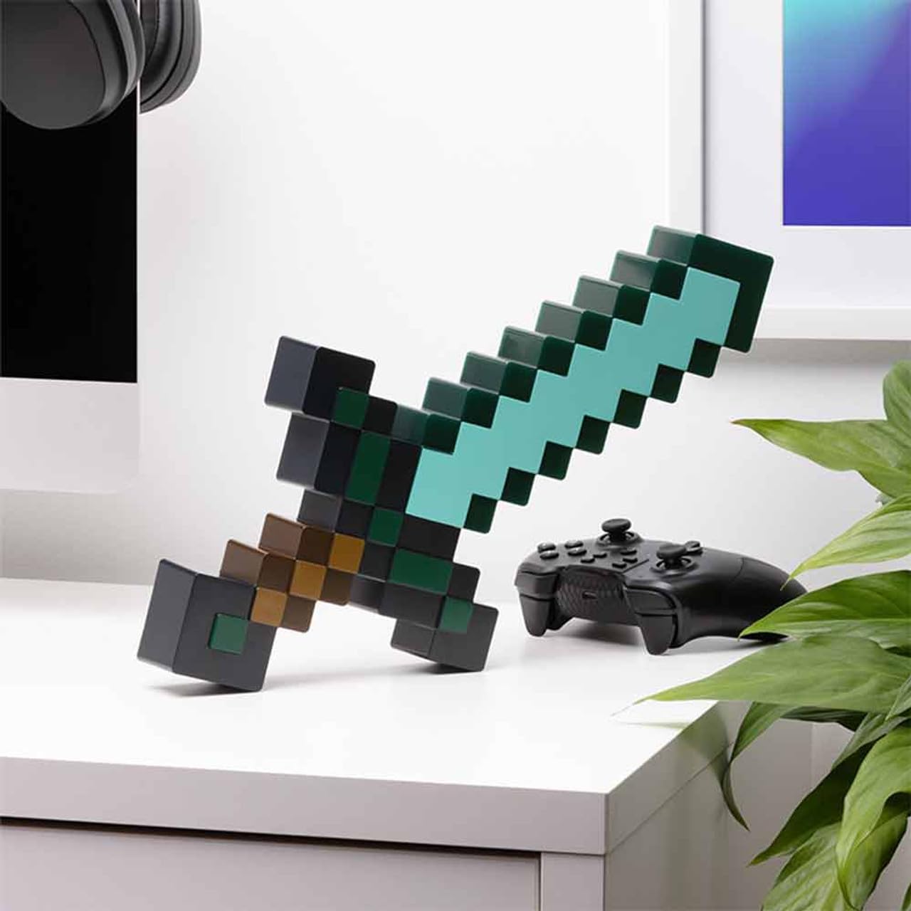 Minecraft Diamantschwert Licht - Offiziell lizenziertes Merchandise, 3 dynamische Lichtmodi mit Sound-Reaktion, Gamer-Raum-Dekor & Sammlerstück, USB- oder batteriebetrieben