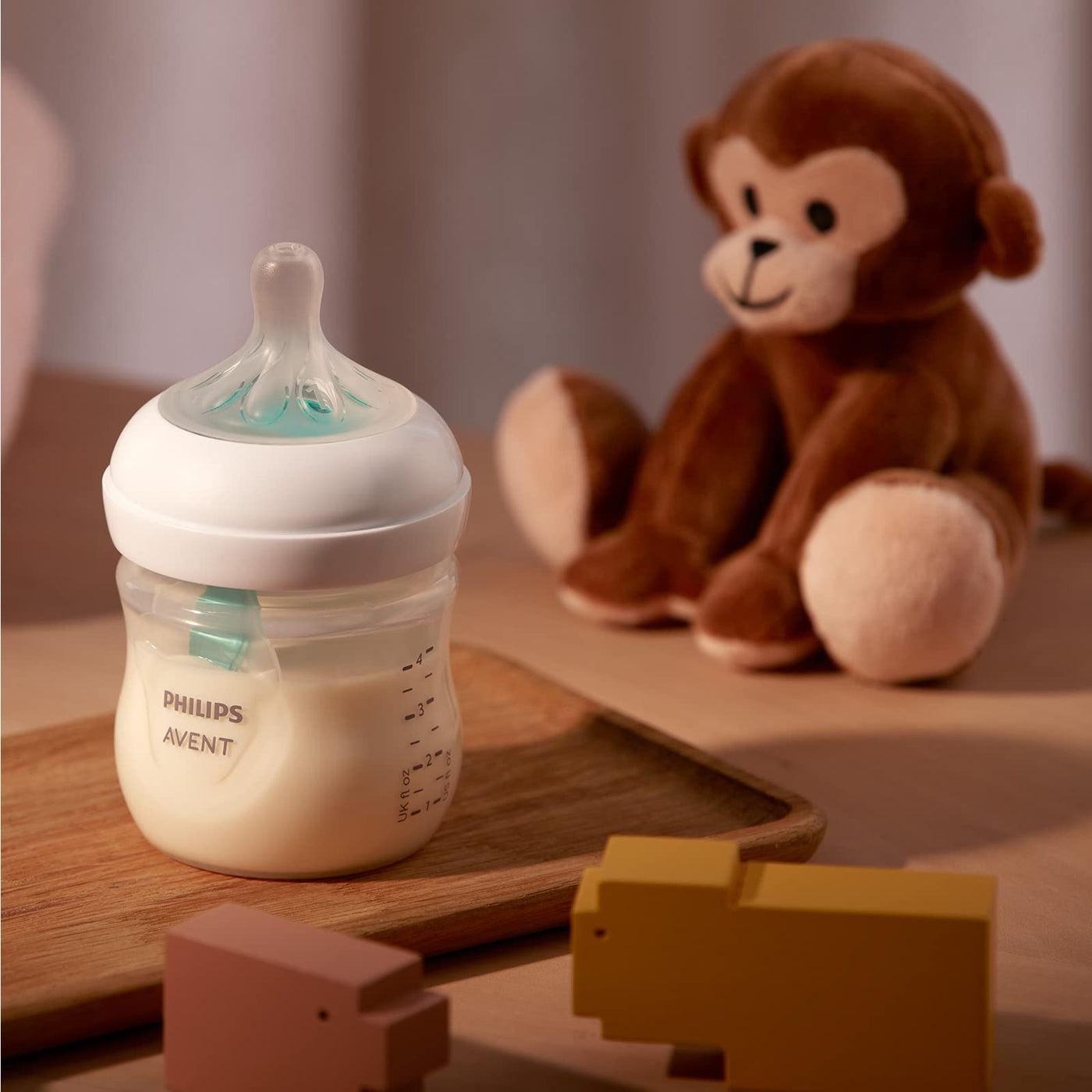 Philips Avent Babyflaschen mit AirFree Ventil, Geschenkset für Neugeborene – 4 Babyflaschen, ultra soft Schnuller und Flaschenbürste, Babys von 0–12 Monaten und älter (Modell SCD657/11)