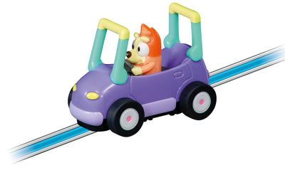 Carrera Bluey & Bingo Race 2,4m Rennstrecken-Set I 2 ferngesteuerte Fahrzeuge mit Bluey und Bingo I mit Handregler & Streckenteilen I Spielzeug für Kinder ab 3 Jahren