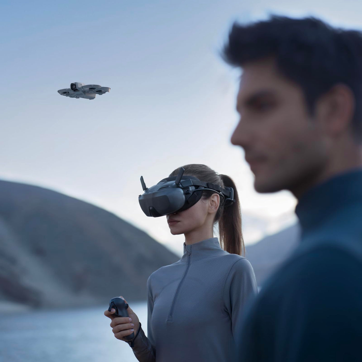 DJI Neo Motion Fly More Combo – Mini Drohne mit Kamera 4K UHD Für Erwachsene, 135g, Follow-Me, Handstart, Motivverfolgung, QuickShots, Integrierter Propellerschutz, C0, mit RC Motion 3 und 3 Akkus