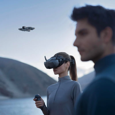 DJI Neo Motion Fly More Combo – Mini Drohne mit Kamera 4K UHD Für Erwachsene, 135g, Follow-Me, Handstart, Motivverfolgung, QuickShots, Integrierter Propellerschutz, C0, mit RC Motion 3 und 3 Akkus