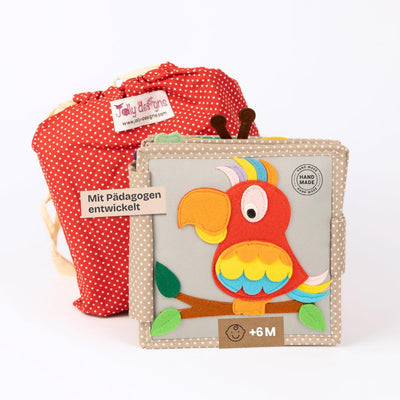 Jolly Designs – Mini Quiet Book Schillernder Papagei – Montessori Spielzeug ab 6 Monaten – Motorik & Sensorik fördern – Busy Book aus Filz – Handgefertigtes Filzbuch – Perfekt für unterwegs