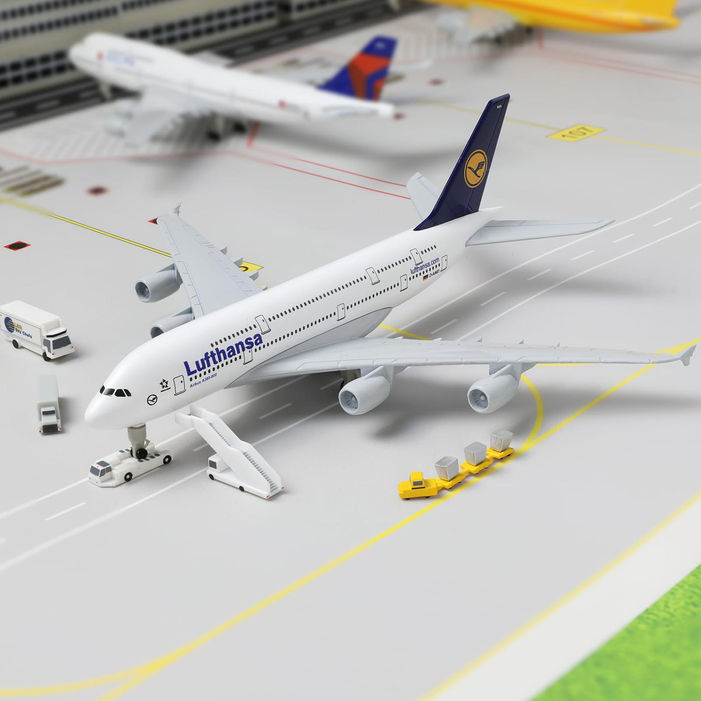 QIYUMOKE 1/300 Metallflugzeugmodell für Lufthansa A380 mit Ständer (7.5 Zoll), geeignet für Luftfahrtbegeisterte als Geschenk oder Ausstellungsdekoration