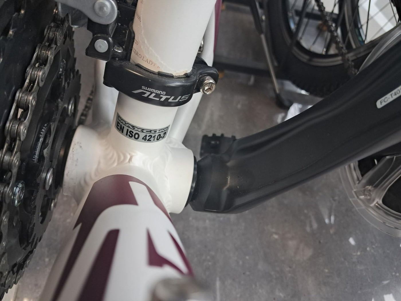 Multibrand Distribution Probike Speed 24 Zoll Mountainbike vollgefedert, 18 Gänge, Fahrrad für Jungen, Mädchenfahrrad, geeignet von 130-155 cm (weiß, rot, matt)