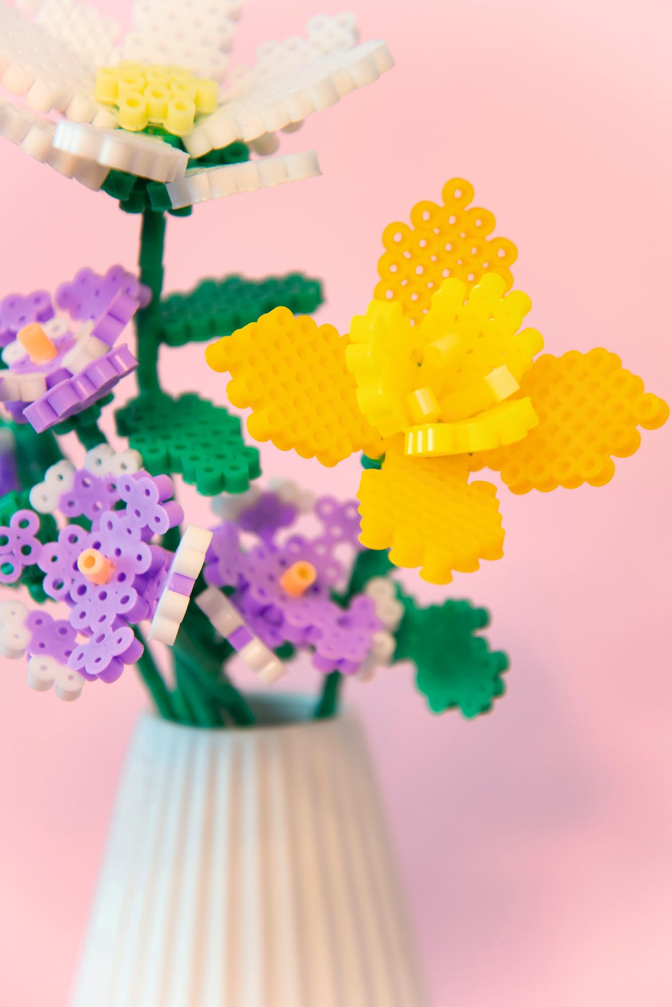 folia 73219 - Bügelperlen im Eimer, 30.000 Stück sortiert in 22 verschiedenen Farben, Durchmesser ca. 5 mm, tolle Ergänzung zu den Stiftplatten