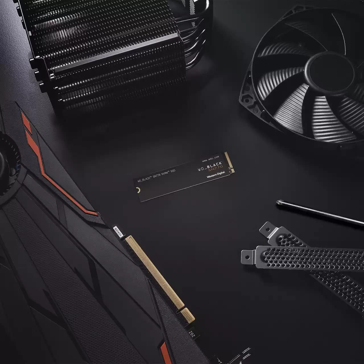 WD_BLACK SN770 NVMe SSD 2 TB (High-Performance, Gaming, PCIe Gen4, M.2 2280, Lesen 5.150 MB/s, Schreiben 4.850 MB/s) Schwarz