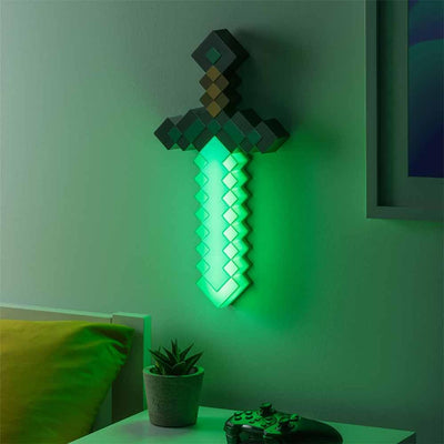 Minecraft Diamantschwert Licht - Offiziell lizenziertes Merchandise, 3 dynamische Lichtmodi mit Sound-Reaktion, Gamer-Raum-Dekor & Sammlerstück, USB- oder batteriebetrieben