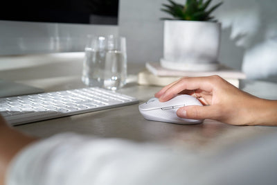 Rapoo 9700M kabelloses Tastatur-Maus Set Wireless Deskset 1600 DPI Sensor wiederaufladbarer Akku flaches Aluminium Design DE-Layout QWERTZ PC & Mac - weiß