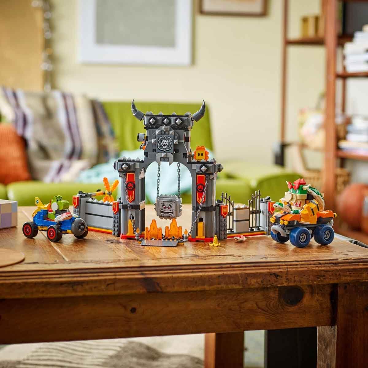 LEGO Super Mario: Mario Kart - Bowsers Schloss - Interaktives Spielzeug mit 2 Autos & 4 Figuren mit Yoshi - Kreatives Spielset für Kinder - Gamer Geschenk für Jungen & Mädchen ab 9 Jahren - 72039