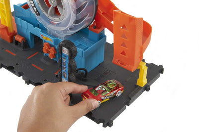 Hot Wheels HDP02 - City Super Reifenshop Spielset, mit Einer Schlüsseldrehung die Autos durch die Reifen schicken, enthält 1 Hot-Wheels-Fahrzeug, Spielzeug Geschenk für Kinder von 4 bis 8 Jahren