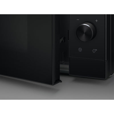 AEG MFB252DB Freistehende Mikrowelle mit Grillfunktion - 25L, 900W, 7 Leistungsstufen, Invertertechnologie, Auftau-Funktion, LED-Beleuchtung, Edelstahl-Innenraum, SteamPot, Schwarz