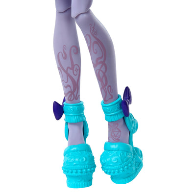 Monster High Fearbook Twyla Set aus Puppe und Zubehör mit Filmclub-Thema, Collegejacke, Jahrbuch, Brettspiel und Keksen, HXW31