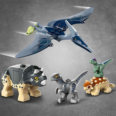 LEGO Jurassic World Rettungszentrum für Baby-Dinos, Set mit kleinen Dinosaurier-Figuren, darunter Triceratops, Ankylosaurus und Velociraptor, Geschenk zum Bauen für Jungs und Mädchen ab 4 Jahren 76963
