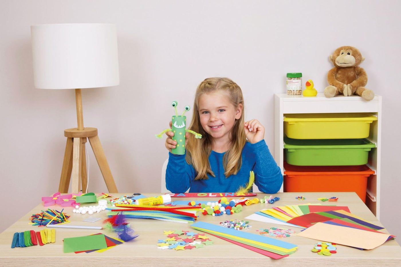 Lena 42663 Premium XXL Bastelkoffer mit 1300 Teile, Material zum Basteln, mit Moosgummi, Buntpapier, Perlen, Blumen, Pompon, Bänder, Knöpfe, Kulleraugen und vielem mehr, für Kinder ab 5 Jahre, Mittel