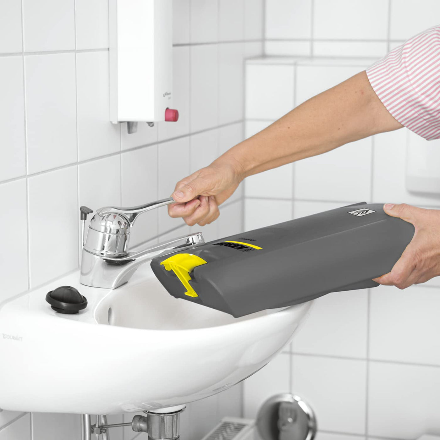 Kärcher BR 30/4 C, kompakte Scheuersaugmaschine für Flächen von bis zu 200 m², kraftvolle Reinigung von Hartböden, Flächen sind sofort trocken und wieder begehbar